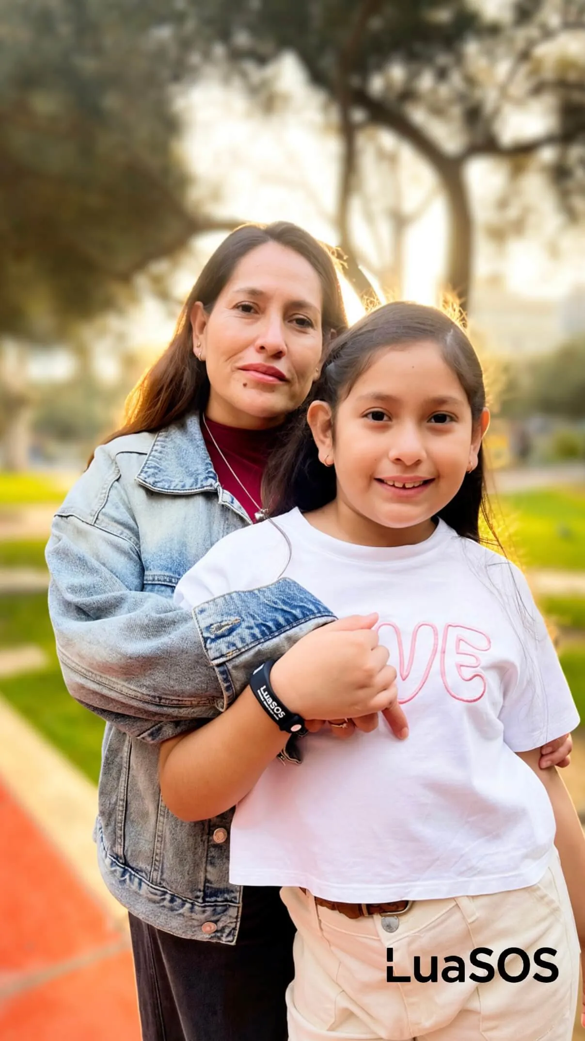 Familia usando brazalete LuaSOS en un entorno exterior